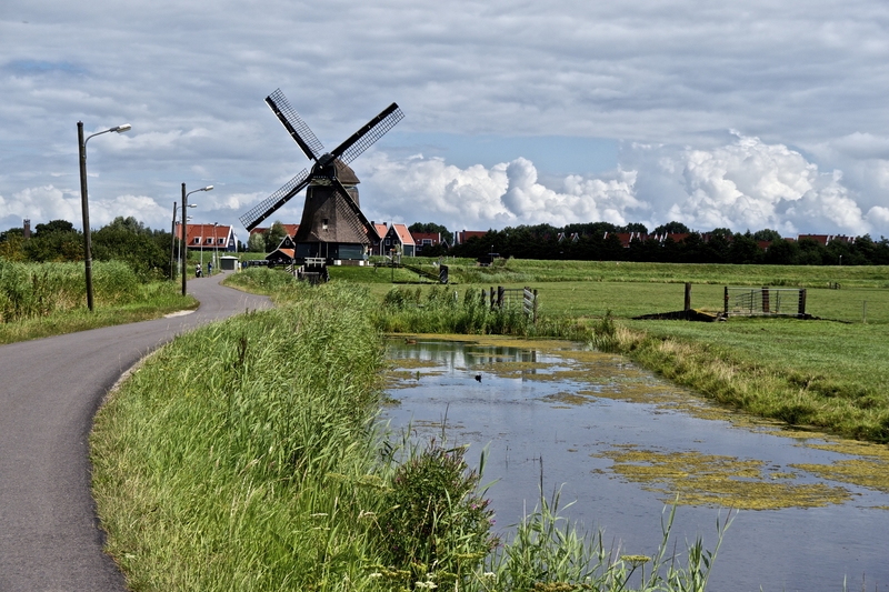 windmill-dutch-countryside-vollendam